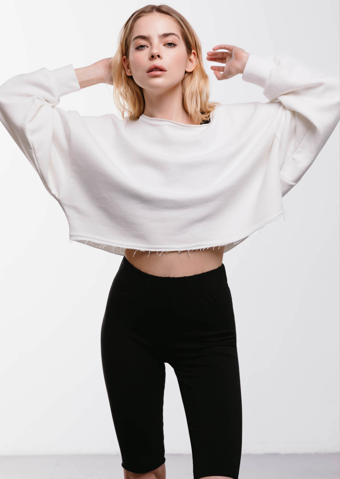 Milky color three-thread sweatshirt with voluminous sleeves